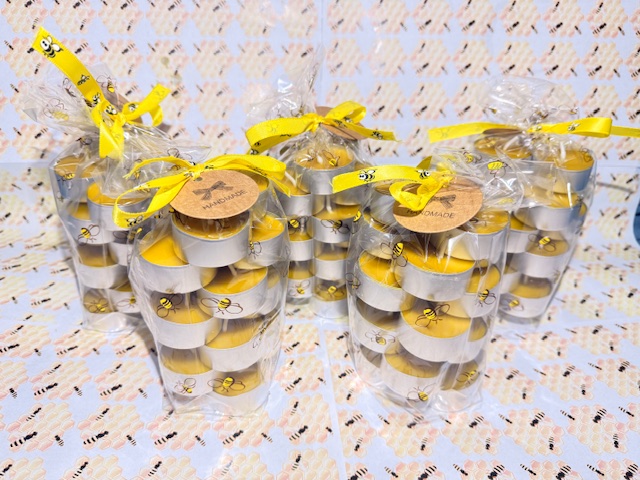 Sada 20 čajových svíček z čistého včelího vosku 🕯️ Ručně vyráběné, s jemnou medovou vůní v dárkovém balení. 💛 Cena: 330 Kč / sada