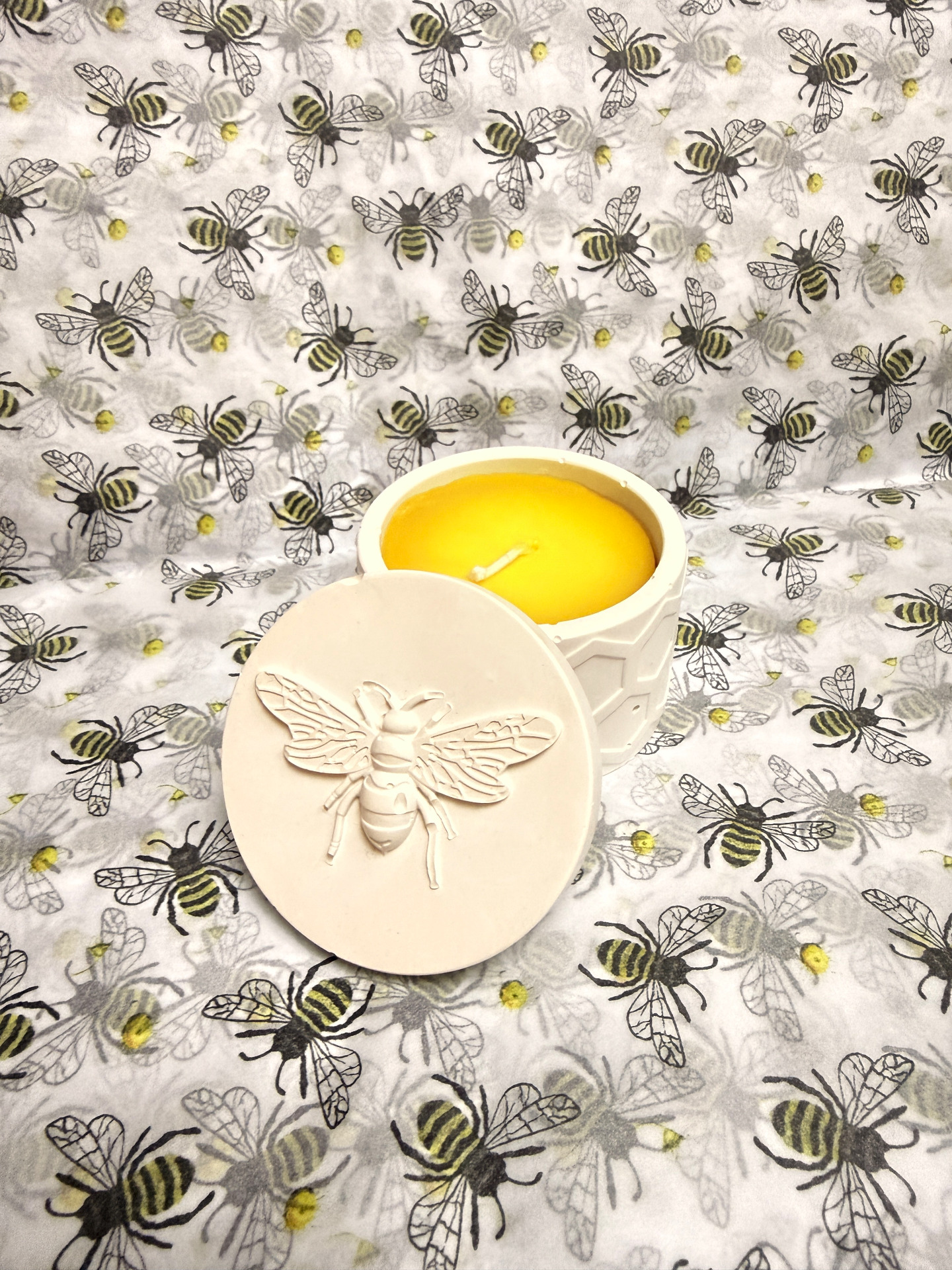 Svíčka z čistého včelího vosku 🐝 v keramické dóze s víčkem s reliéfem včely. Přirozená vůně medu a tepla domova. 💛 Cena: 245 Kč / ks