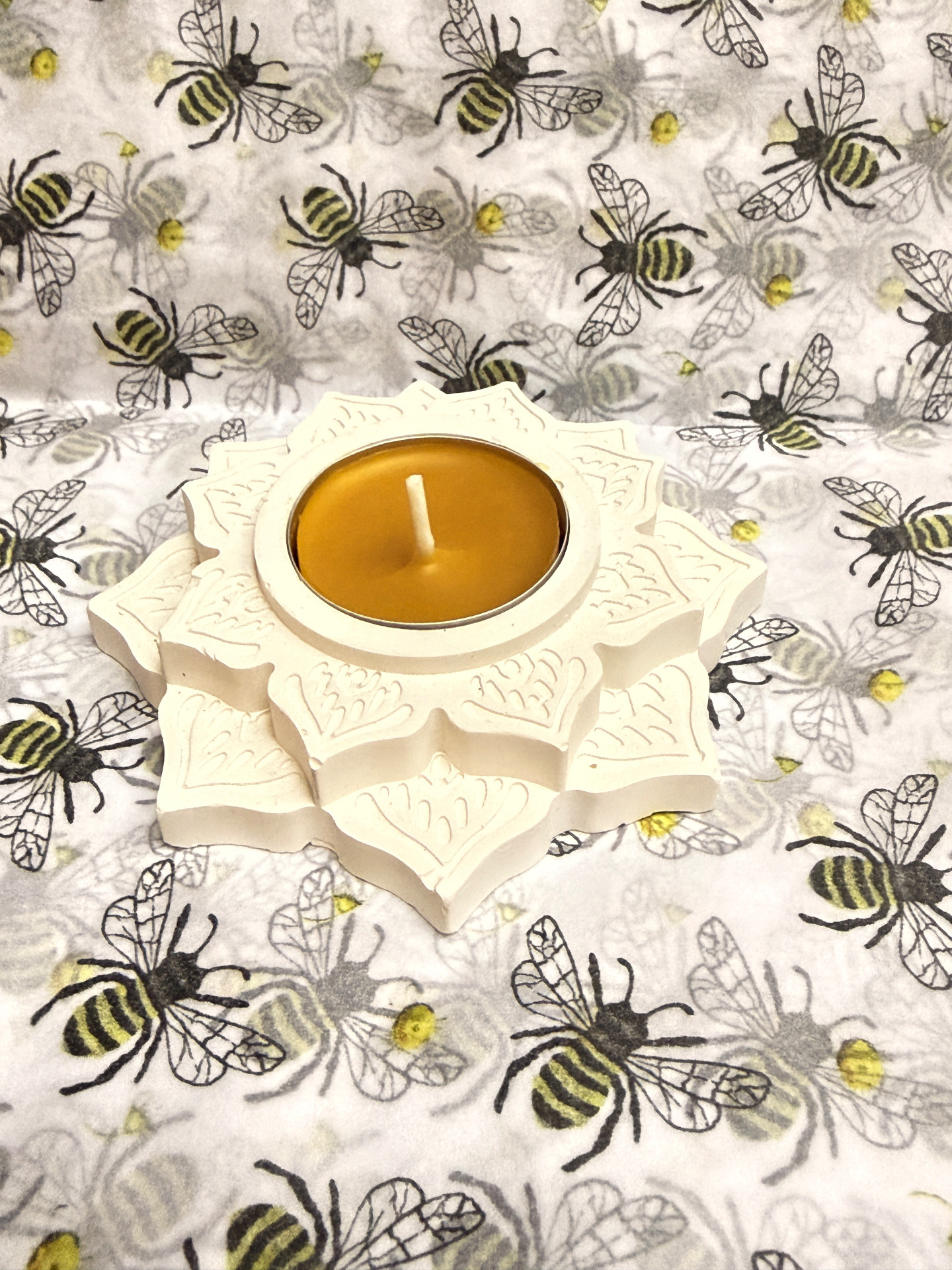 Čajová svíčka z čistého včelího vosku 🐝 v elegantním stojánku ve tvaru květu. Jemná vůně medu a tepla domova. 💛 Cena: 149 Kč / ks