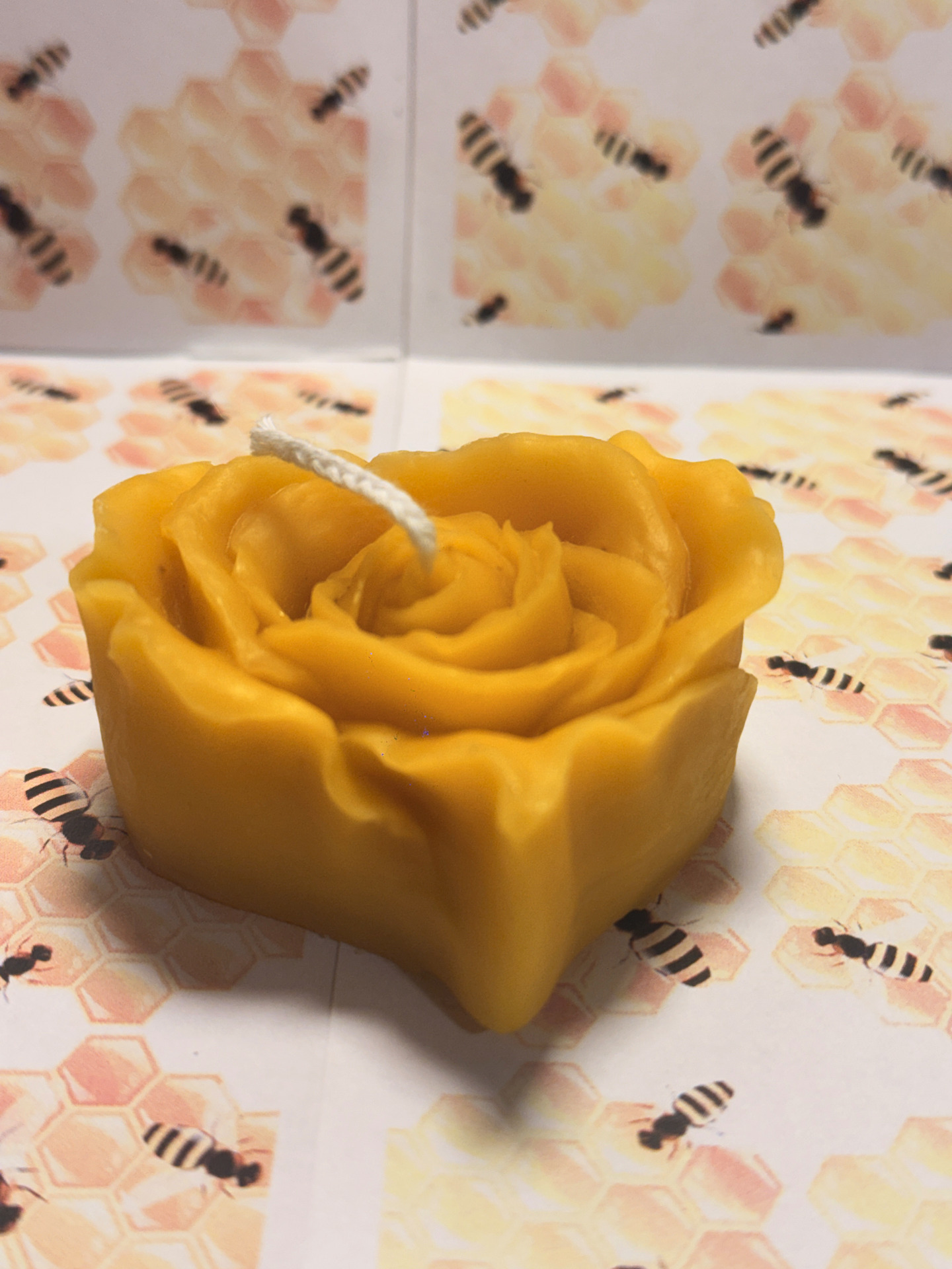 Svíčka z čistého včelího vosku ve tvaru srdíčka 💛 ručně vyráběná, voní po medu a slunci. 🐝 Cena: 99 Kč / ks