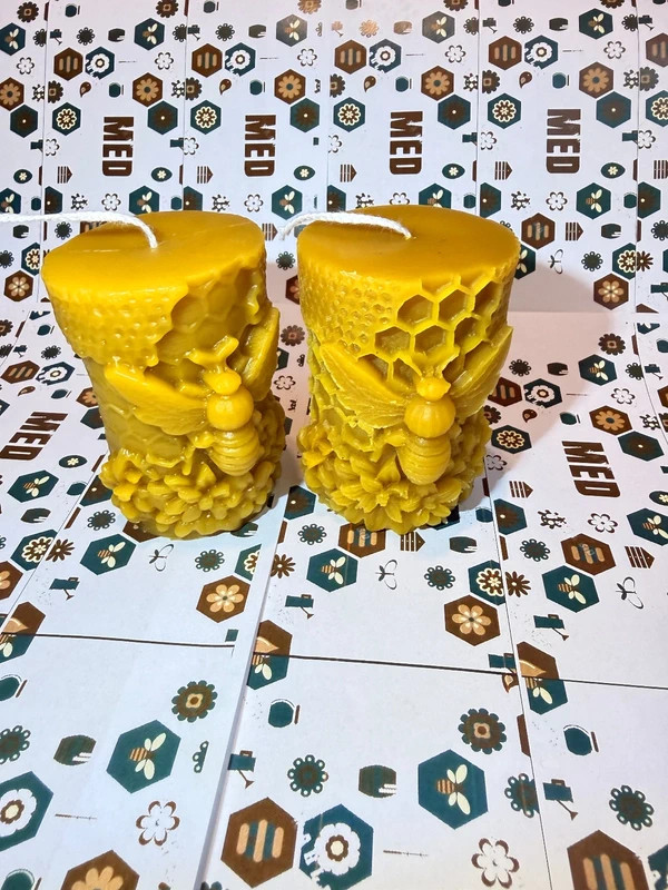 Ručně odlévaná svíčka z čistého včelího vosku 🐝 s motivem plástve a včel. Přirozená vůně medu a tepla domova. 💛 Cena: 99,- Kč / ks