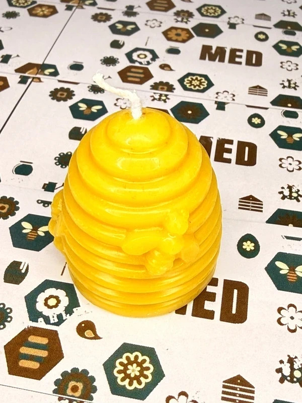 Svíčka z čistého včelího vosku 🐝 ve tvaru úlu s včelkou. Ručně vyráběná, s jemnou medovou vůní. 💛 Cena: 39 Kč / ks