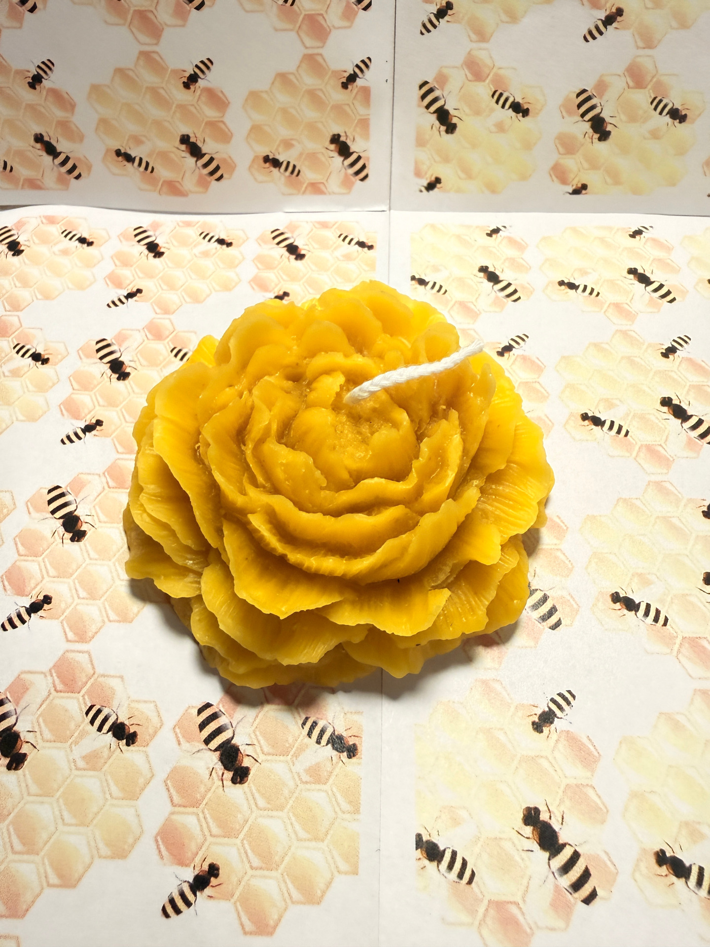 Svíčka z čistého včelího vosku 🌸 ve tvaru květu růže. Ručně vyráběná, s jemnou medovou vůní a teplým světlem. 💛 Cena: 99 Kč / ks