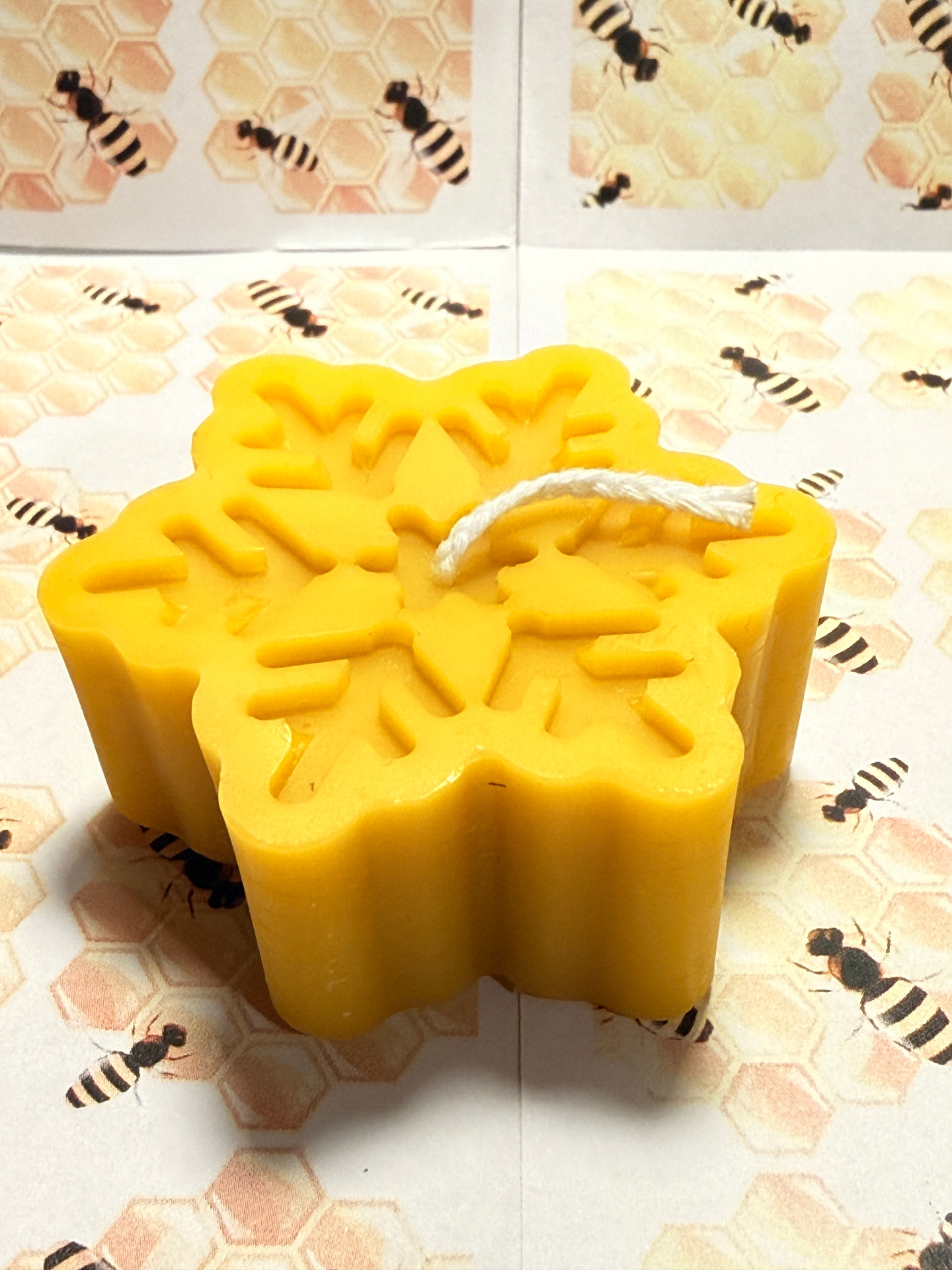 Svíčka z čistého včelího vosku ❄️ ve tvaru vločky. Ručně vyráběná, s jemnou medovou vůní a zimní atmosférou. 💛 Cena: 75 Kč / ks