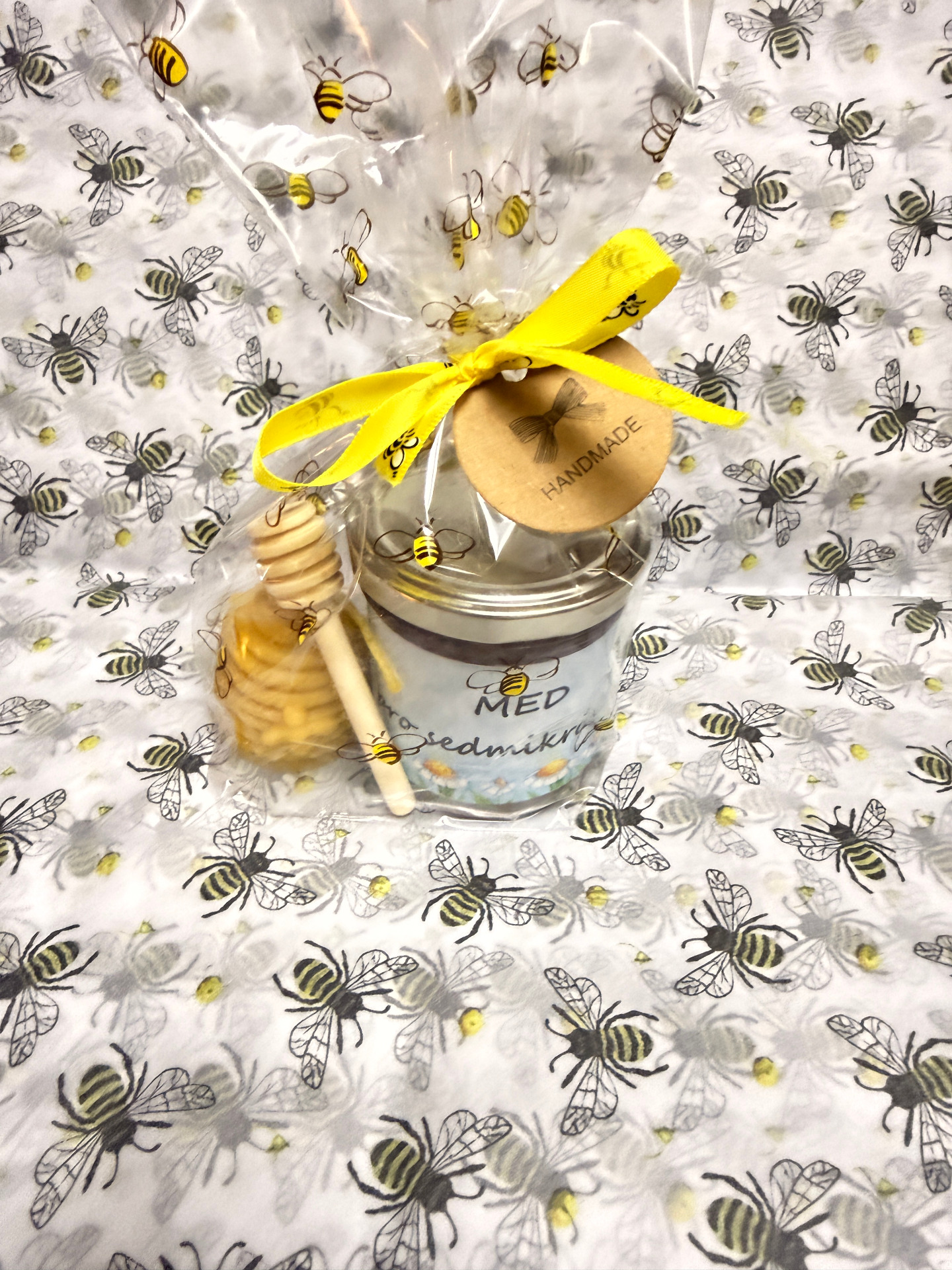 Dárkový set 🐝 obsahuje sklenici medu Sedmikráska, dřevěnou medovou lžičku a svíčku z vosku. 🎁 Cena: 190 Kč / sada