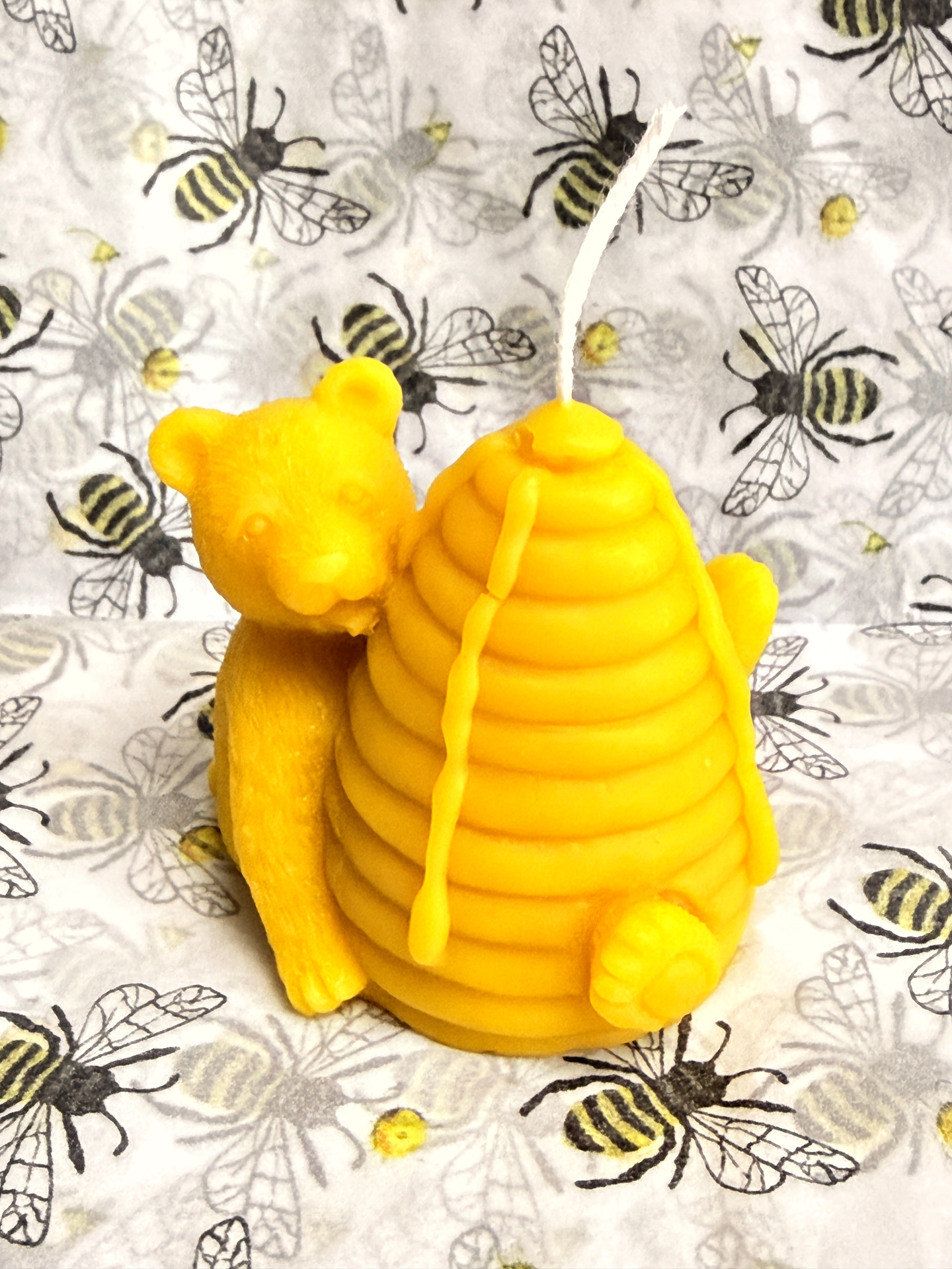 Svíčka z čistého včelího vosku 🐻 medvídek s úlem. Ručně vyráběná, voní po medu a přináší teplo i úsměv. 💛 Cena: 139 Kč / ks