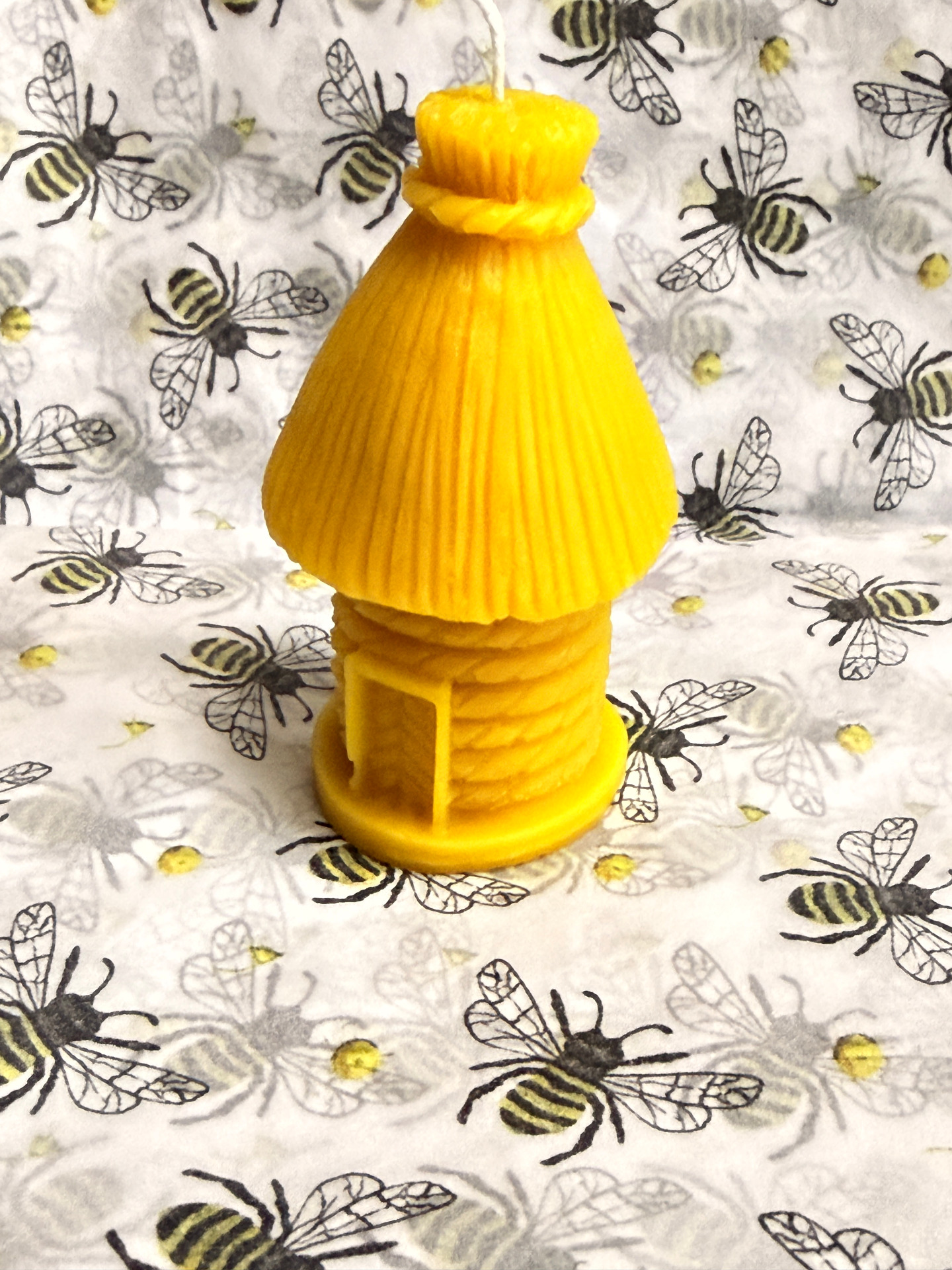 Svíčka z čistého včelího vosku 🐝 ve tvaru tradičního slaměného úlu. Ručně odlitá, s jemnou vůní medu. 💛 Cena: 69 Kč / ks