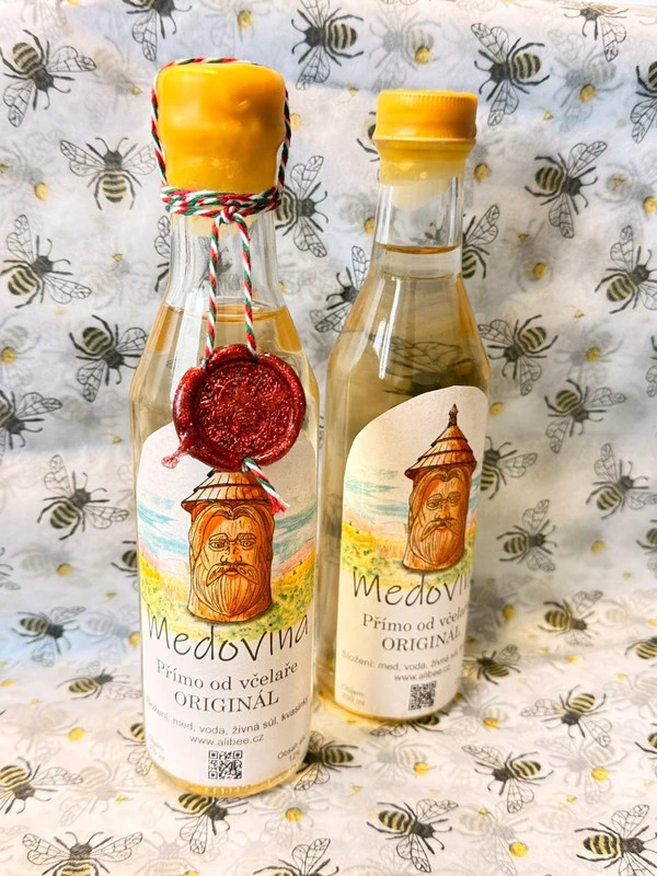 Medovina přímo od včelaře – ruční výroba, originální chuť. Objem: 250ml, Obsah alk. 12%. Cena 120,- Kč / KS