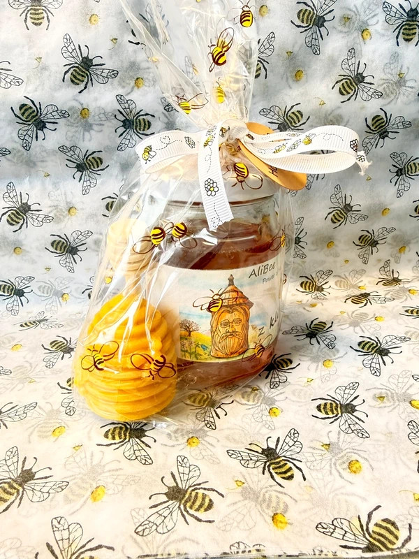 Dárkový set 🐝 obsahuje sklenici medu Sedmikráska, dřevěnou medovou lžičku a svíčku z vosku. 🎁 Cena: 230 Kč / sada